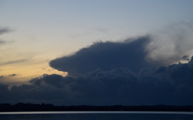 En bygesky stikker hovedet frem, eller er det...? (Foto: Gunnar Beck Jørgensen).