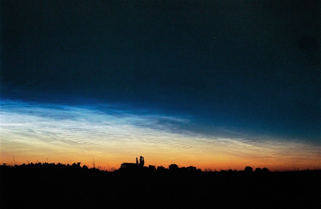 De lysende natskyer danner tit et fint bølgemønster. Stjernen øverst til højre er Capella. (Foto: Michael Stoltze).