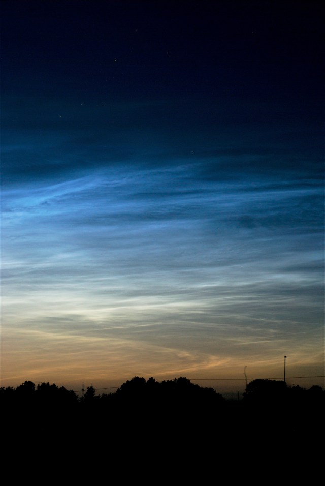 Flere lysende natskyer fra 21. juni 2012. (Foto: Michael Stoltze).