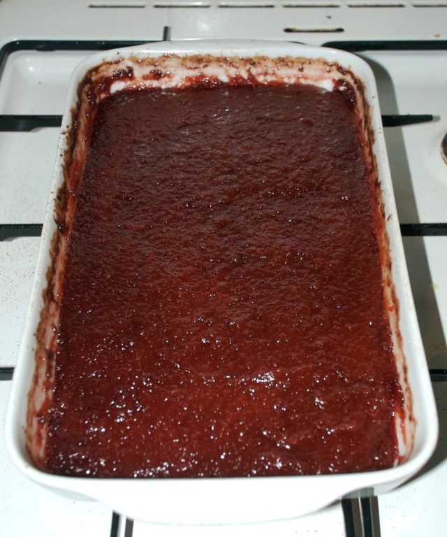 Så er masser smukt ravburn og klar som marmelade - eller den kan smøres ud på bagepapit og tørres til kvædebrød. (Foto: Michael Stoltze).