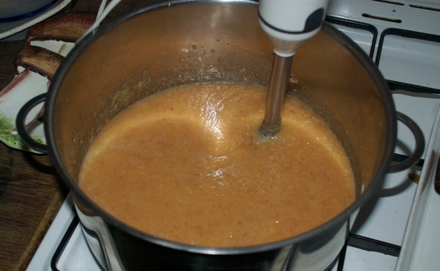 De revne æblekvæde blendet med sukker og vand. (Foto: Michael Stoltze).