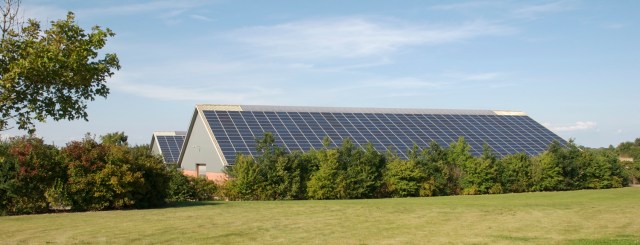 Solceller på hele tagflader ser godt ud og giver megen energi. (Foto: Michael Stoltze). 